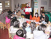 　承包公立托兒中心的小天使托兒所舉辦招生說明會，吸引大批家長攜帶孩子前往關心。（圖／文：曹重偉）