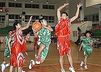 　馬中小子難以突破「移動雲台山」劉政龍與「幻影者」林育強的嚴密防守。（圖／文：張登傑）