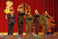 　晚會一開始，首先由縣長陳雪生偕同司令陸中將、立委曹爾忠、縣議會議長陳振清及主任余將軍等人一起上台，向全體軍民拜年。（圖／文：吳語軒）
