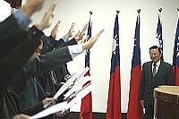 　在江丙坤主持下，國民黨當選人宣誓在任內將確實履行「選舉不買票、執政不貪汙、問政不腐化」的選舉公約。（圖／文：張登傑）
