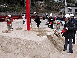 　「縣府員工宿舍」舉辦動土典禮，縣長陳雪生、副縣長徐文吉等人共同揮下紀念性的一鏟。（圖／文：曹重偉）