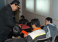 　縣長陳雪生昨日下午與馬祖子弟兵們相見歡，關心役男服役情形。（圖／文：張登傑）