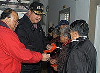 　縣長陳雪生昨日前往大同之家，發送慰問金給予安置老人以及低收入戶、中低收入戶，在冷冬中送上關懷與溫暖。（圖／文：張登傑）