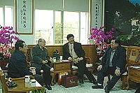 　高齡八十八歲的警大前校長梅可望昨日拜會縣長陳雪生，他表示將積極促成今年度中央警察大學世界校友會來馬舉辦。（圖：連江縣政府提供）