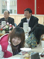 　ＬＫＫｖｓ火星族！縣府昨日舉辦旅台青年學子聯誼座談會，縣長陳雪生與火星族進行一場別開生面的對談，希望藉由年輕世代的觀點，為縣府團隊注入新的思維與活力。（圖／文：張登傑）