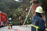 　連江縣消防局春安工作消防搶救演練昨日下午逼真上演，展現南竿分隊隊員常年訓練的各項救災技能。（圖／文：張登傑）