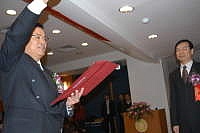 　在內政部長李逸洋監誓下，省主席顏忠誠宣誓就職。（圖：福建省政府提供）