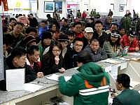 　返鄉人潮湧現，南竿機場逾三百人候補，唱名時櫃檯前旅客等待補位。（圖／文：曹重偉）