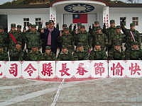 　司今陸小榮、縣長陳雪生向第一線亮島官兵賀春節。（圖：馬防部提供）