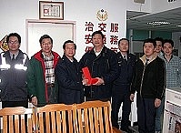 　大年除夕深夜，縣長陳雪生慰勉辛苦執勤的警消人員。（圖／文：曹重偉）
