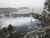 　橋仔懷恩道場內的勤修廳遭大火吞噬。（圖／文：陳鵬雄）