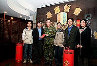 北竿鄉代會致贈加菜金慰勉官兵一年來的辛勞。(圖/文:游象雲)