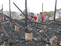 　消防局鑑識人員前往橋仔道場進行起火原因調查。（圖／文：陳鵬雄）