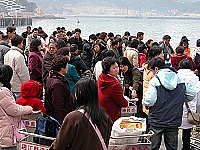 　從初二開始前往大陸旅遊的民眾，已從昨天開始陸續返馬。（圖／文：曹重偉）