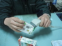 　條碼式的商品電腦化管理，讓顧客買得放心、店家也賣得輕鬆。（圖／文：林冰芳）