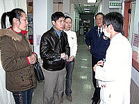 　兩岸合作進行病患緊急醫療中轉，並首次由對岸醫師來馬會診；台籍病患梅金生經縣醫緊急處理後，搭乘直昇機後送台北診療。（圖／文：曹重偉）