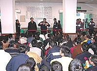　年後首次大陸客遣返，立委曹爾忠特別向現場大陸客拜晚年，並說明延遲遣返的原因。（圖／文：曹重偉）