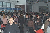 　福州港馬尾客運站昨日上午湧進三百多位急於返鄉的旅客，現場人聲鼎沸。（圖／文：張登傑）