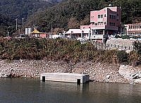 　去年好不容易沉沒的勝利水庫「乾旱指標」，最近漸漸的又露出全貌。（圖／文：曹重偉）