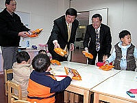 　縣長陳雪生、立委曹爾忠、民政局長林其達前往小天使托兒所探訪，帶來小朋友最愛的零嘴當見面禮。（圖／文：曹重偉）