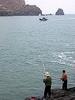 元宵節週休假期,海象轉好,許多喜愛釣魚的民眾也紛紛到海邊下竿。(圖/文:陳其敏)