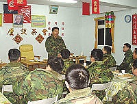 一九四旅日前舉行「雙向溝通」談心活動,政戰主任陳上校親自主持,利用輕鬆的開放性對談瞭解官兵疑難,積極處理部隊隱性問題。(圖/文:洪振原)