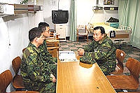　馬祖防衛司令部政戰主任余將軍日前親蒞馬祖野戰醫院收容中心視導，除親切詢問收容官兵復原與生活作息狀況，並責成管理幹部安排多元化課程，以充實復原期間生活。（圖／文：吳語軒）