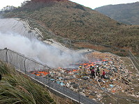 　風山垃圾掩埋場傳出火警意外，消防人員灌水搶救。（圖／文：陳鵬雄）