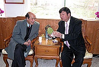 　福州市榕台交流協會一行拜會縣長陳雪生，陳雪生大力推荐台灣水果，並指出該從馬祖中轉馬尾管道進行運銷。（圖／文：曹重偉）