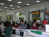 　元宵結束，北竿航空站立榮櫃台前出現大批候補旅客。（圖／文：陳鵬雄）