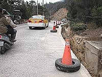 　清馬道之珠螺至馬港路段正進行截水工程，路肩要開挖埋管，軍民駕駛務必減速慢行。（圖／文：曹重偉）