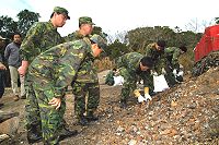 　馬防部司令陸小榮極為重視媒體所披露軍用廢電池遭棄置的問題，除了立即召集相關幹部研擬解決方案外，並責成聯勤馬祖地區支援指揮部編成小組，全面實施清查及處理。（圖：馬防部提供）