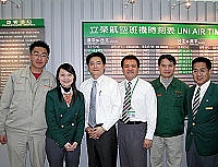 　立榮航空馬祖辦事處主任換將，原主任李繼唐調回台北總公司，由陳聖文（左三）接任。（圖／文：曹重偉）