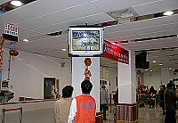 　港務處從善如流，在福澳港候船室裝設全新的電視機，剛好NBA打得火熱，也造福了旅行社員工。（圖／文：曹重偉）