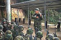 　馬防部司令陸中將視導射擊訓練，親自向官兵解說射擊要領。（圖／文：吳語軒）
