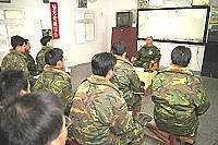　馬防部政戰副主任黃上校與通信營幹部座談，期勉共同營造「要有家的感覺」的部隊。（圖／文：吳語軒）
