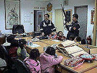 　塘岐附幼小朋友參訪警察所，目睹真槍實彈大開眼界。（圖／文：陳鵬雄）