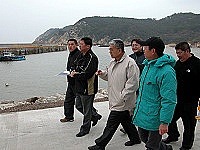 　介壽澳口海堤工程進行正式驗收，由工務局長劉潤南率各配合單位，會同承包廠商樺棋營造總經理蘇文彬等人前往海堤現地會勘。（圖／文：曹重偉）