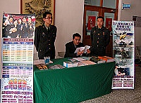 　國防部招募本年度第一梯次志願役專業預備軍官班，並以「成家立業都可以依靠它」的口號吸引年輕人注意。（圖／文：曹重偉）