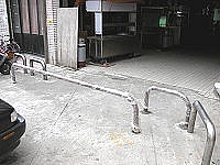 　仁愛村市場前裝設安全護欄，社區發展協會呼籲駕駛朋友切莫闖入，共維幼童安全環境。（圖／文：曹重偉）