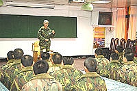 　馬防部政戰副主任黃上校以「當兵十大好處」，勉勵新進弟兄於服役期間，皆能把這些好處統統帶回家，能滿載而歸十全十美。（圖／文：吳語軒）