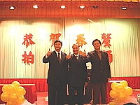 馬祖文教協會暨馬祖旅台鄉親聯誼會舉辦「拍鑼食酒」盛會,縣長陳雪生、台北縣長周錫瑋共襄盛舉。(圖:連江縣政府提供)
