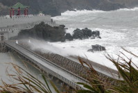 受到惡劣天氣影響,東、西引連絡道路籠罩在駭浪的勢力範圍裡。(圖/文:陳其敏)