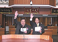 　連江縣議會第四屆正副議長陳振清、陳貴忠宣誓就職。（圖／文：曹重偉）