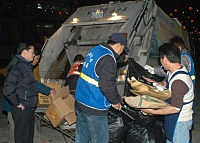 　連江縣政府於三月一日起全面實施垃圾強制分類拆包檢查，不合格者拒收，環保局與南竿鄉公所於實施首日晚間進行垃圾強制分類勸導及稽查工作，希望逐步達到本縣垃圾「零廢棄」的減量目標。（圖／文：張登傑）