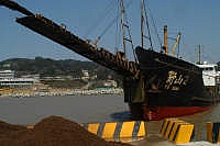 　野山二號昨日載運九百九十五噸砂石來馬，將加速山隴地下停車場工程的興建進度。（圖／文：張登傑）
