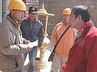 上任第三天,東引鄉長馮印樂會同相關人員了解正在進行中的各項鄉政建設。(圖/文:陳其敏)