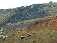 東引發電廠後方山坡地受到廢彈藥銷毀波及,引發一場小火警,駐軍發現即予撲滅。(圖/文:陳其敏)