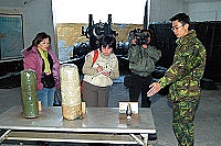 　民視電視台「台海風雲系列報導」製作小組，日前親蒞馬祖防衛指揮部，採訪防區官兵戰備訓練實況，對前哨官兵忠勤戍防的貢獻深表感佩。（圖：吳語軒、文：寧忠湘）