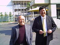 　縣長陳雪生與愛之味食品公司副總裁陳鏡仁洽談馬祖農產加工事宜。（圖：愛之味公司提供）